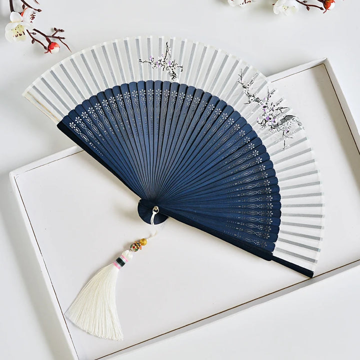 Éventail pliable blanc bleu foncé