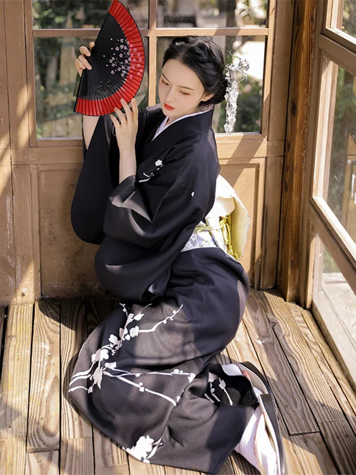 Kimono Traditionnel Japonais Noir à Fleurs long
