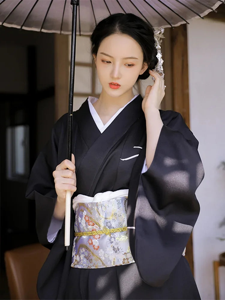 Kimono Traditionnel Japonais Noir à Fleurs stylé