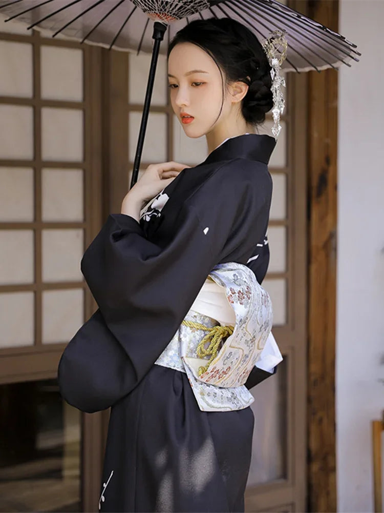 Kimono Traditionnel Japonais Noir à Fleurs tendance