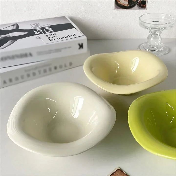 Petit Bol Japonais Irrégulier sur Table