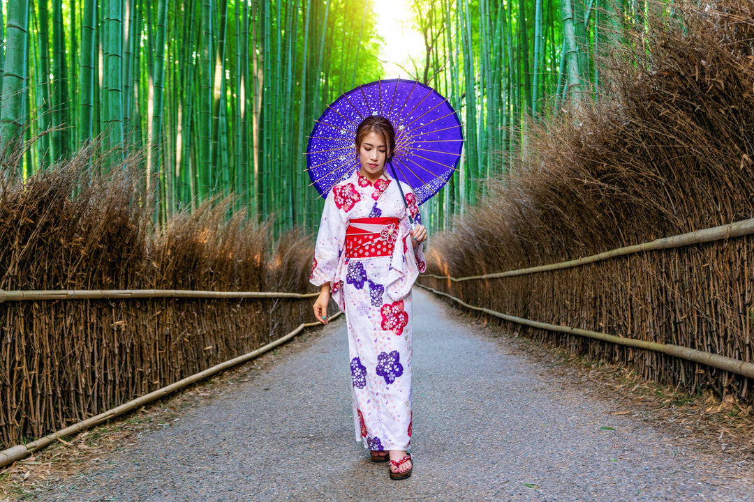 Comment s’appelle la tenue traditionnelle japonaise femme ?