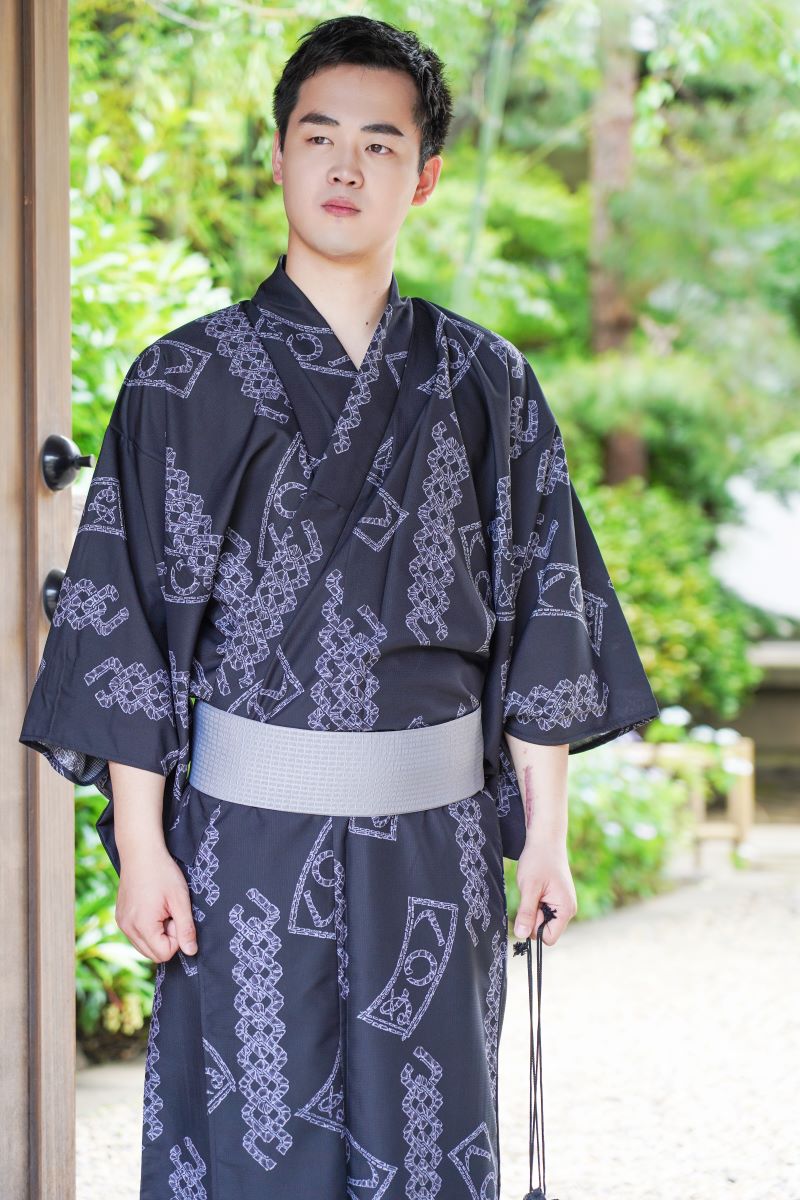 Kimono Homme Sombre à Motifs Élégant