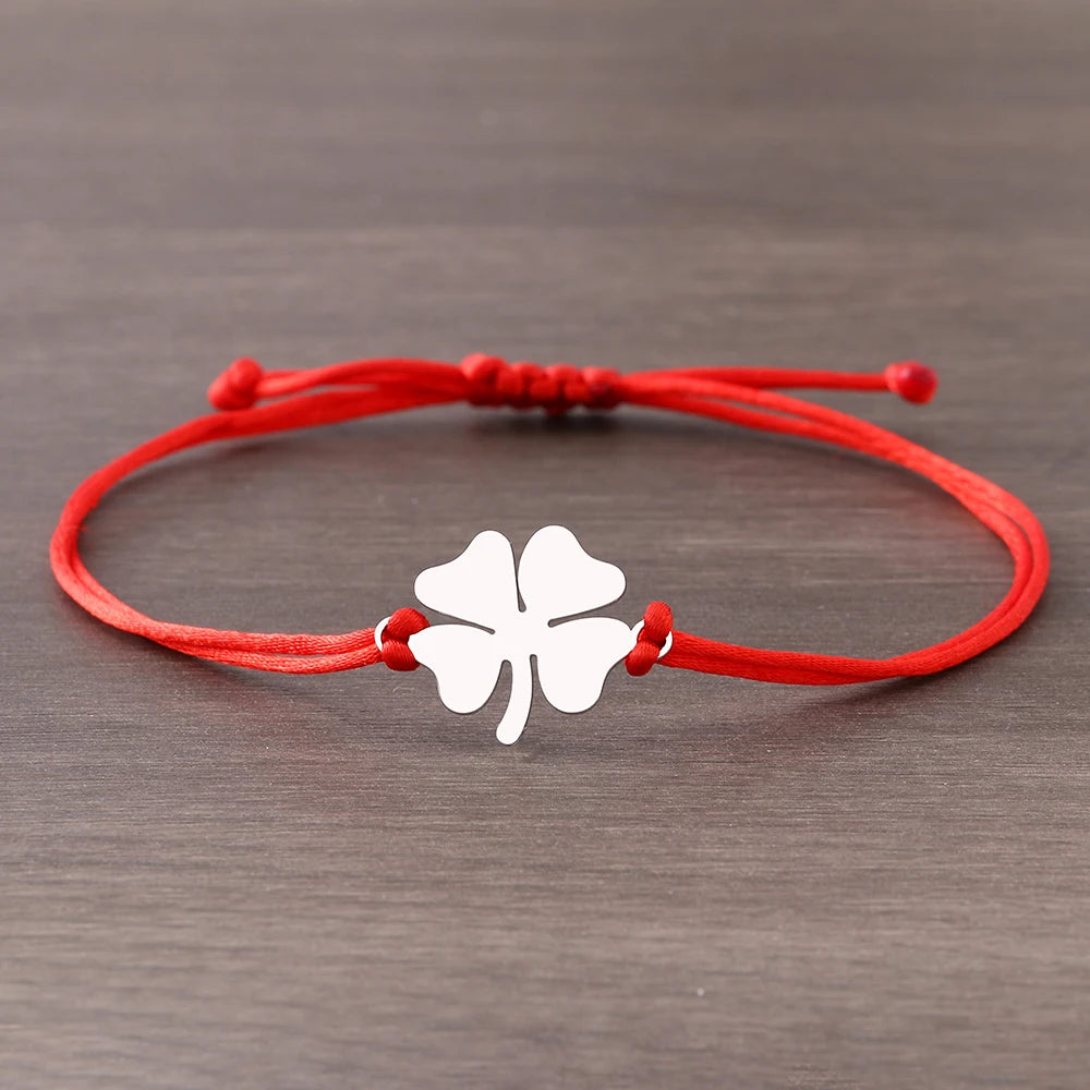 Bracelet japonais à breloque trèfle rouge