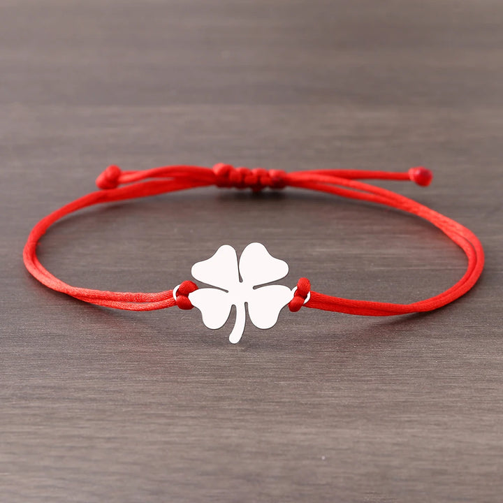 Bracelet japonais à breloque trèfle rouge