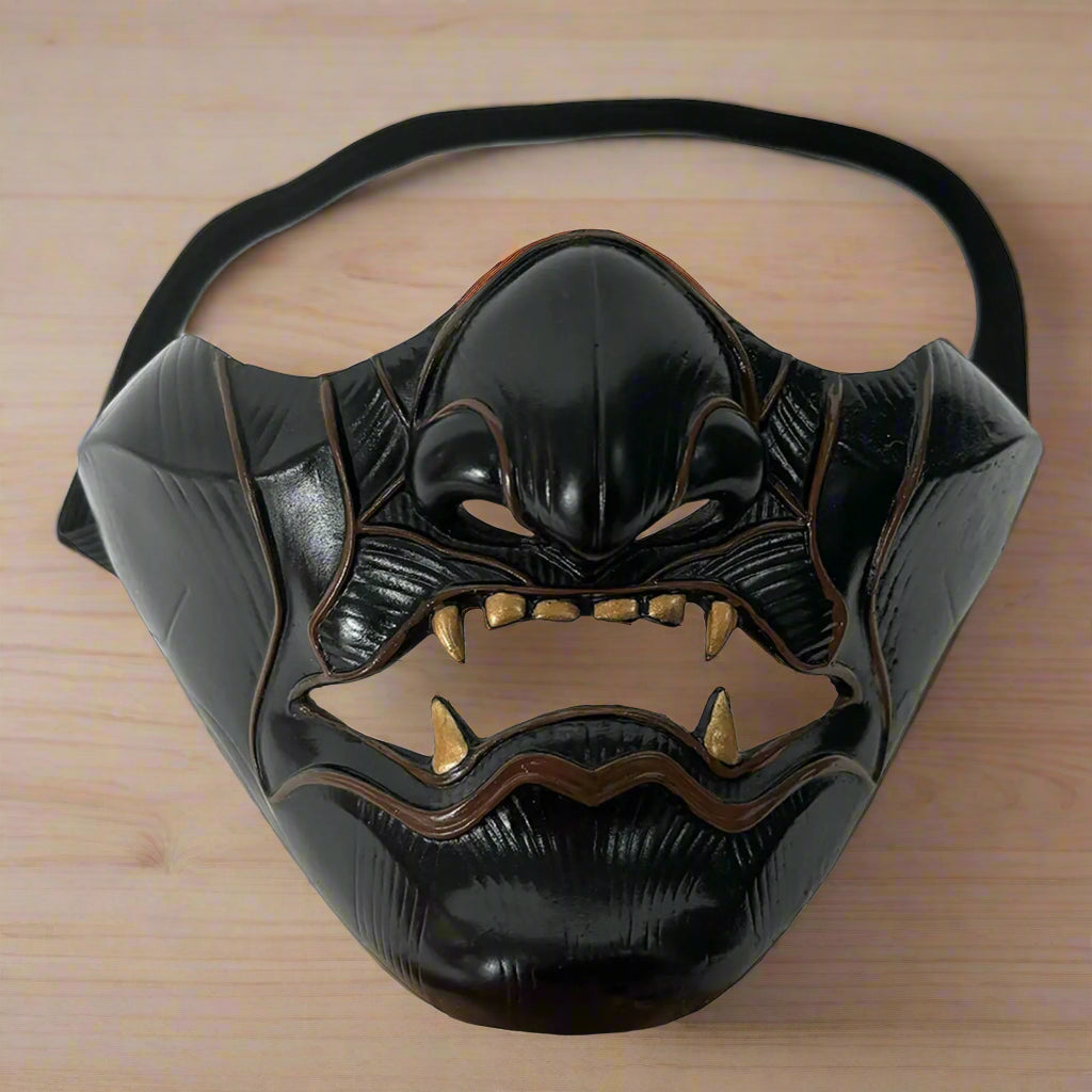 Demi-masque noir en résine