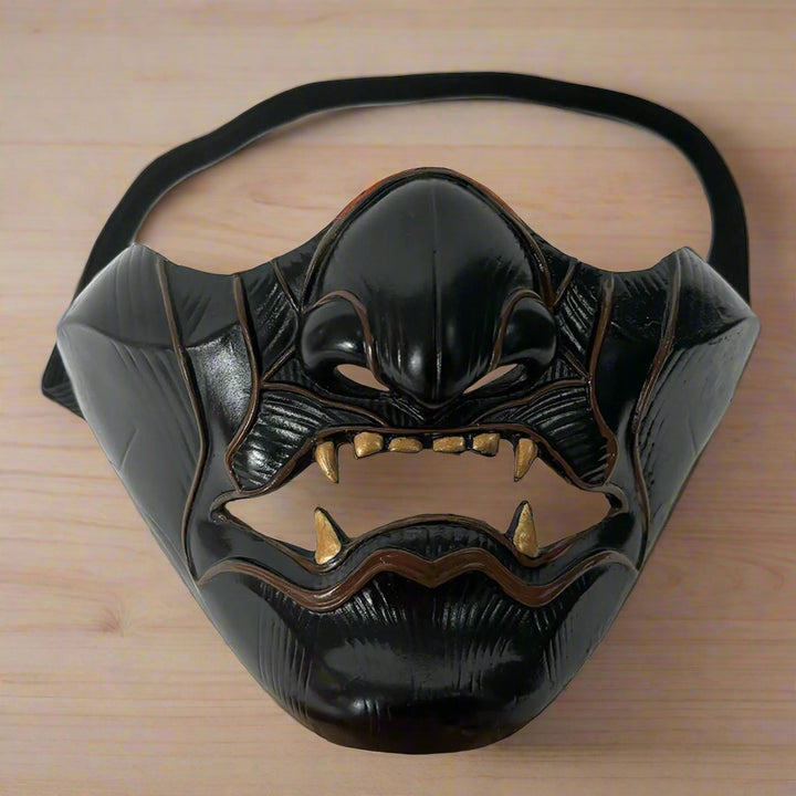 Demi-masque noir en résine
