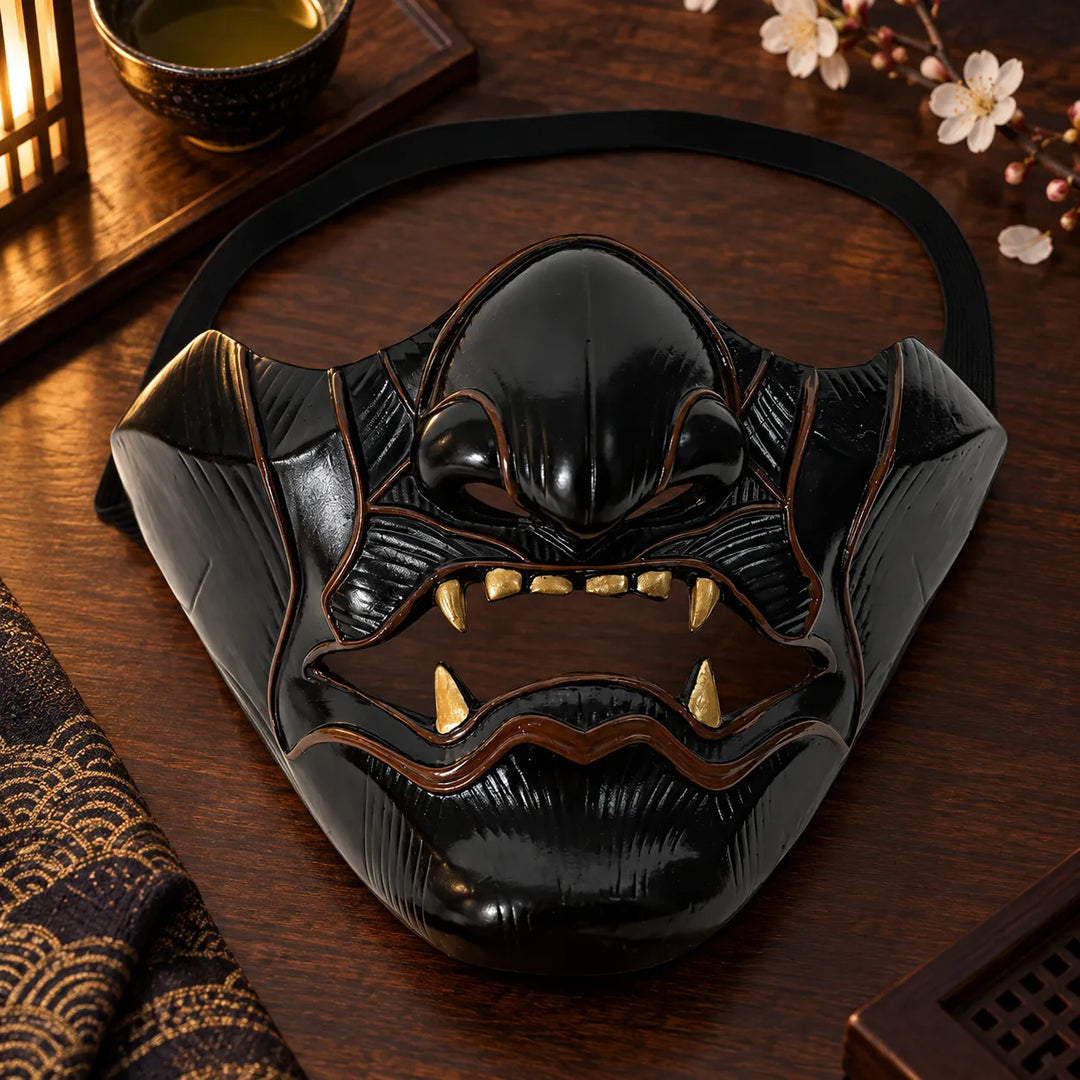 Demi-masque noir en résine