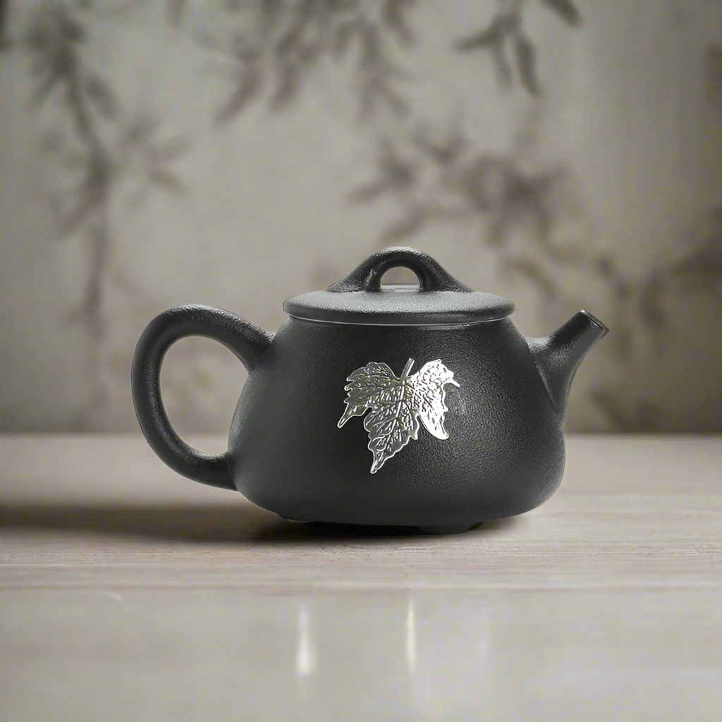 Schlanke schwarze japanische Teekanne