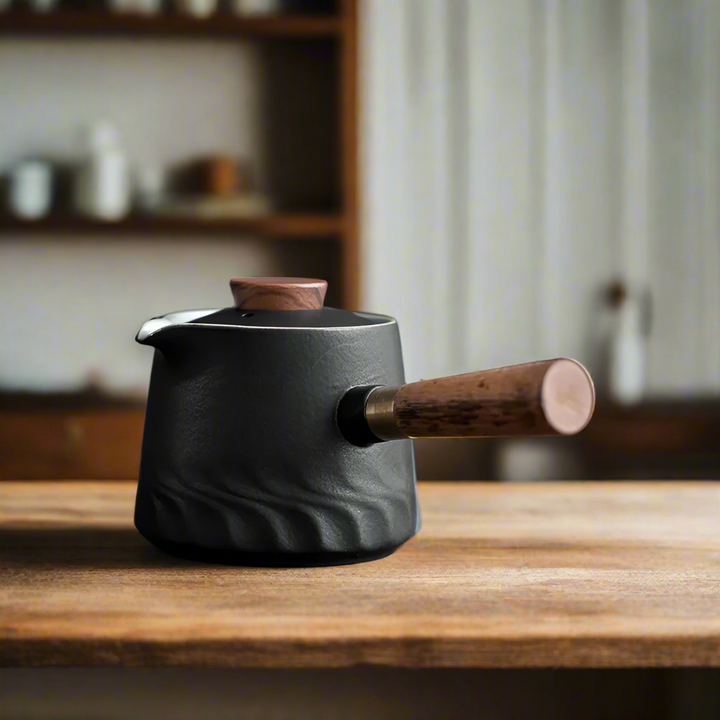 Moderne japanische Teekanne mit Henkel