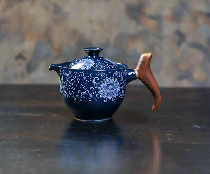 Teekanne mit japanischem Blumenmuster