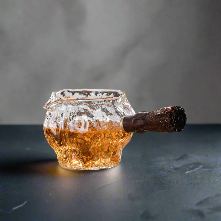 Kleine unregelmäßige japanische Glasteekanne