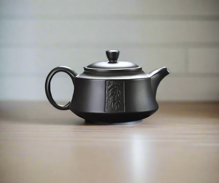 Klassische schwarze japanische Teekanne