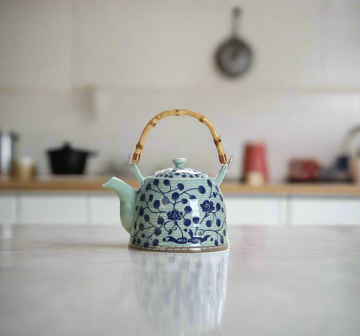 Japanische Teekanne mit Blumenmuster