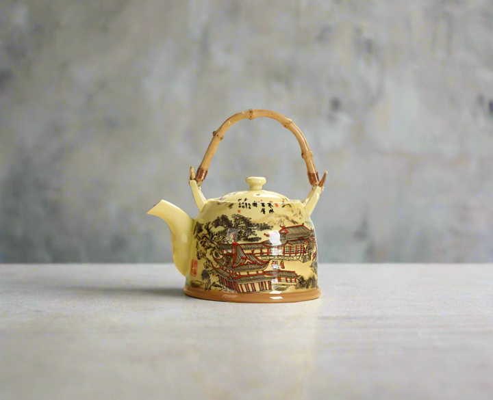 Japanische Teekanne mit Tempelmotiven