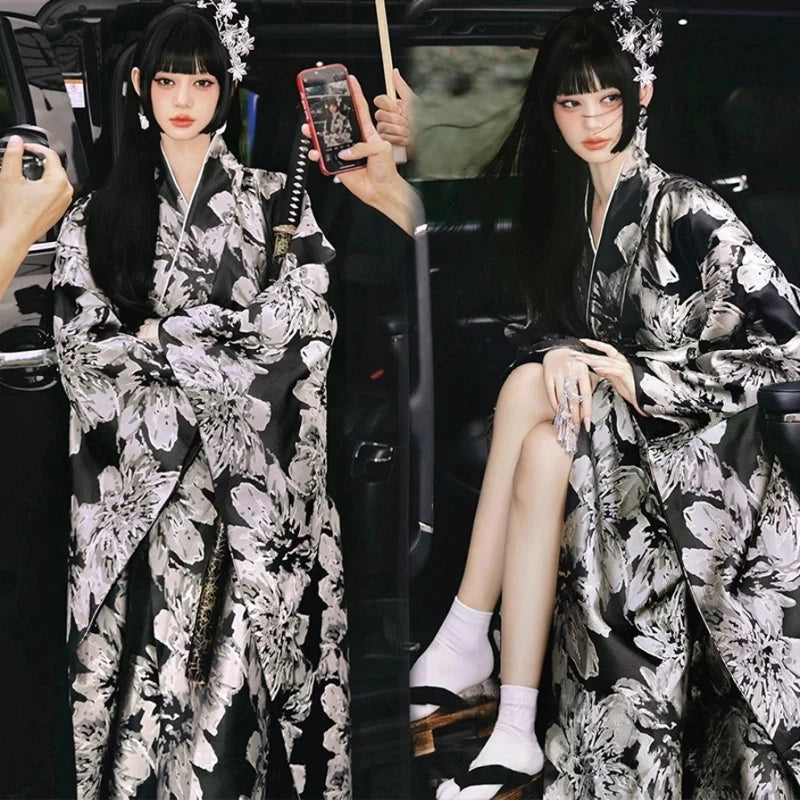 Kimono Japonais Femme Fleuri Noir et Blanc