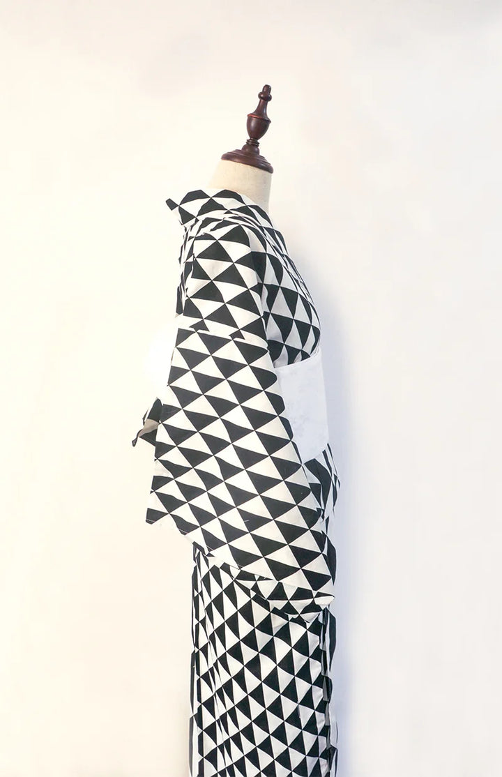 Kimono Japonais Femme Noir et Blanc Détaillé