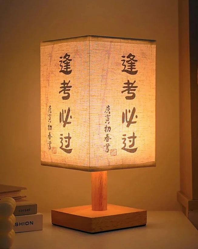 Lampe Japonaise Décorée de lecture