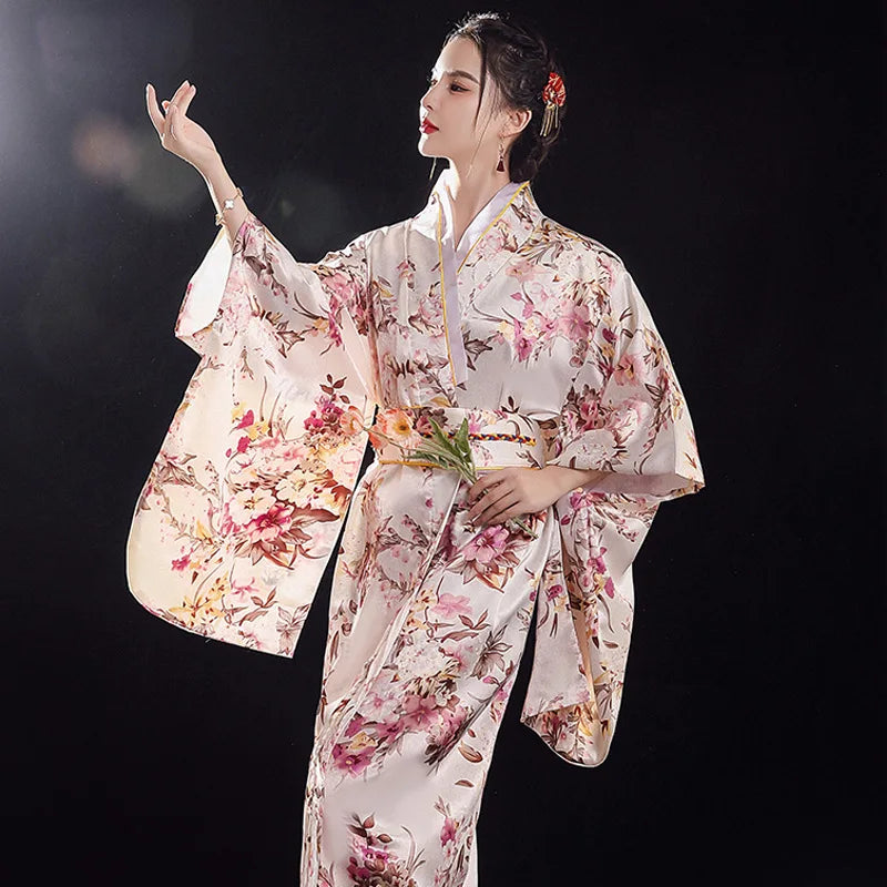 Kimono Japonais Fleuri Blanc Traditionnel