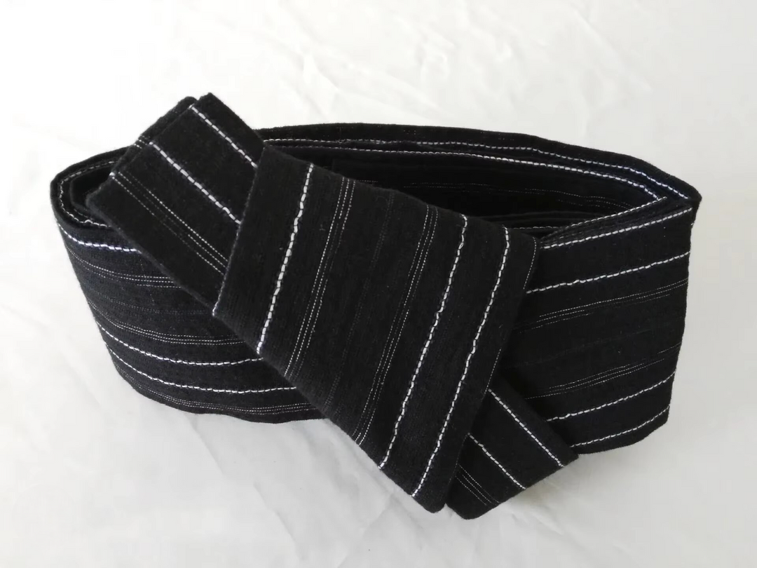 Ceinture Obi Noire à Rayures Blanches