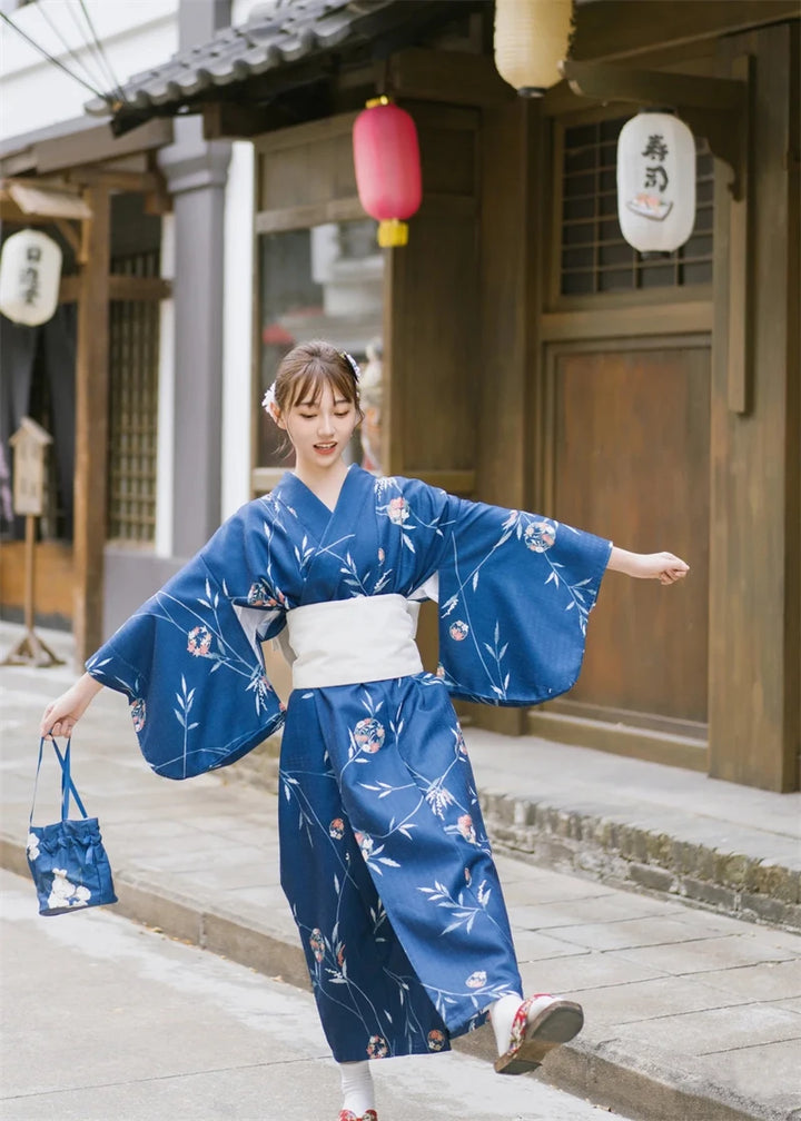 Kimono Bleu Traditionnel Japonais motifs fleuris