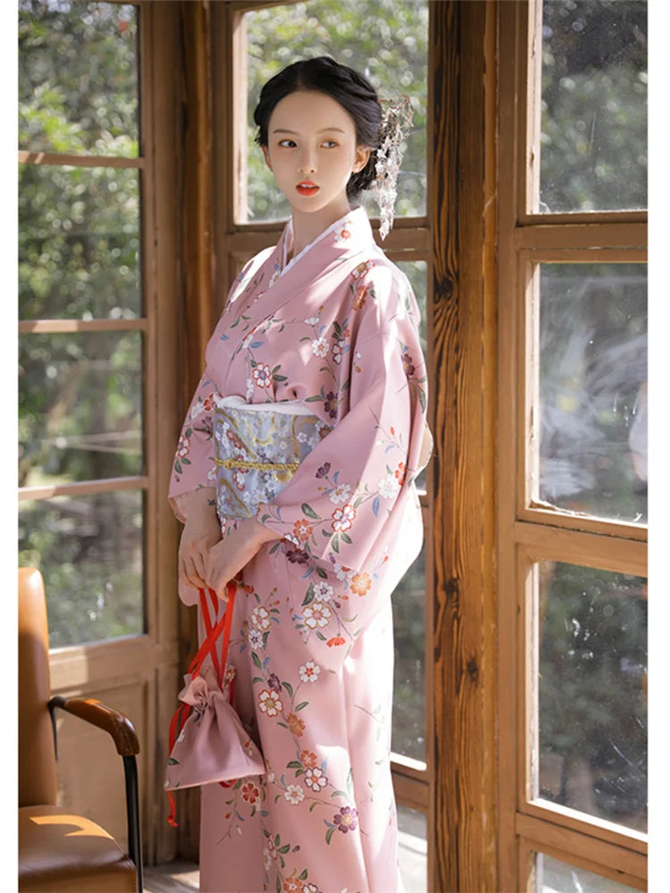 Kimono Traditionnel Rose Motifs Floraux