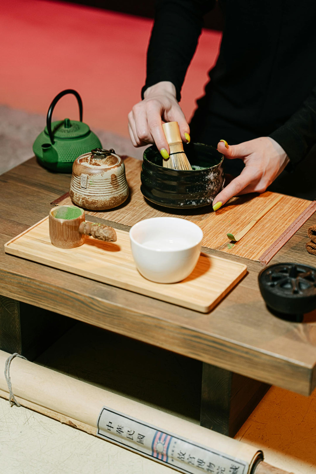 Bol de matcha préparé avec un fouet traditionnel en bambou (chasen)