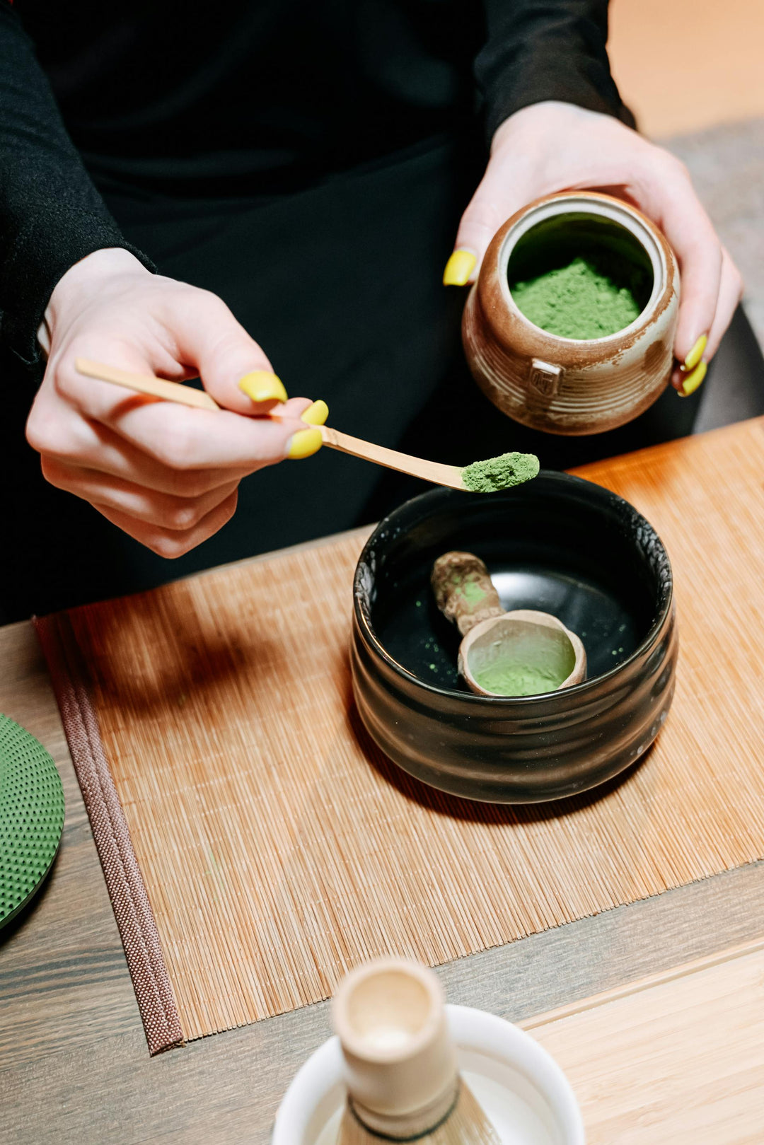 Étapes de préparation du thé matcha : tamisage de la poudre dans un chawan