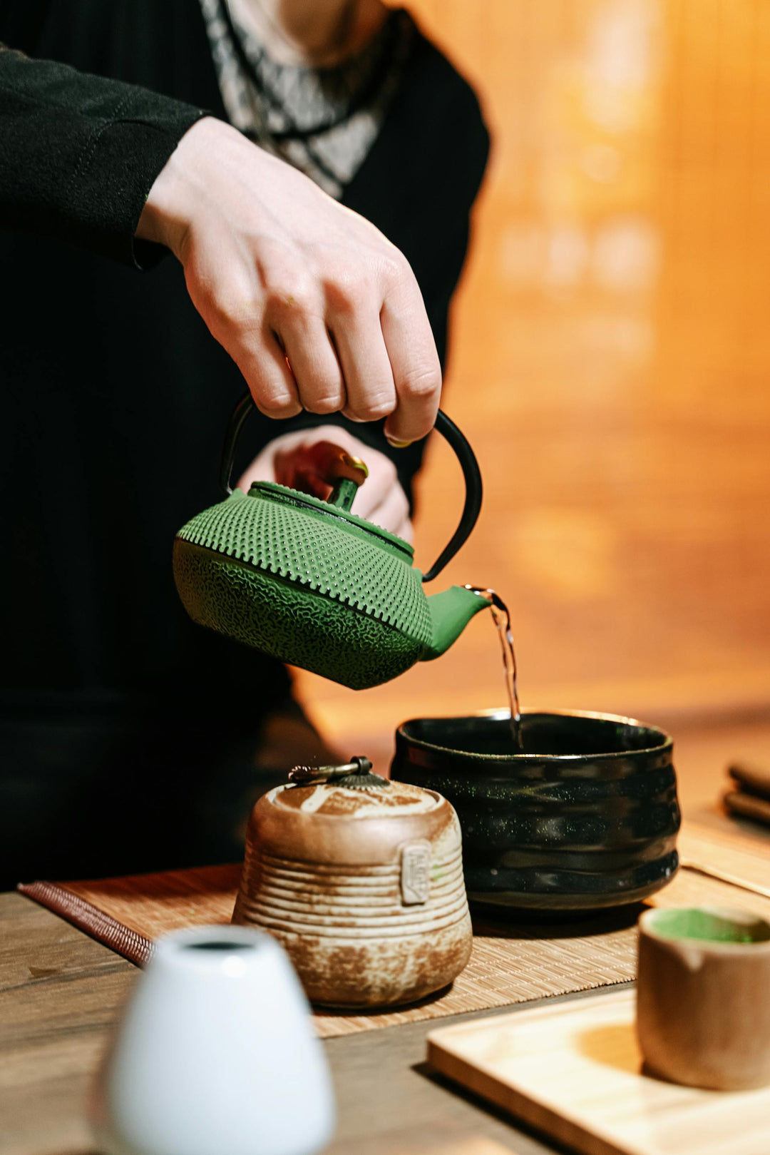 Matcha de qualité cérémoniale en poudre dans un bol, prêt à être fouetté